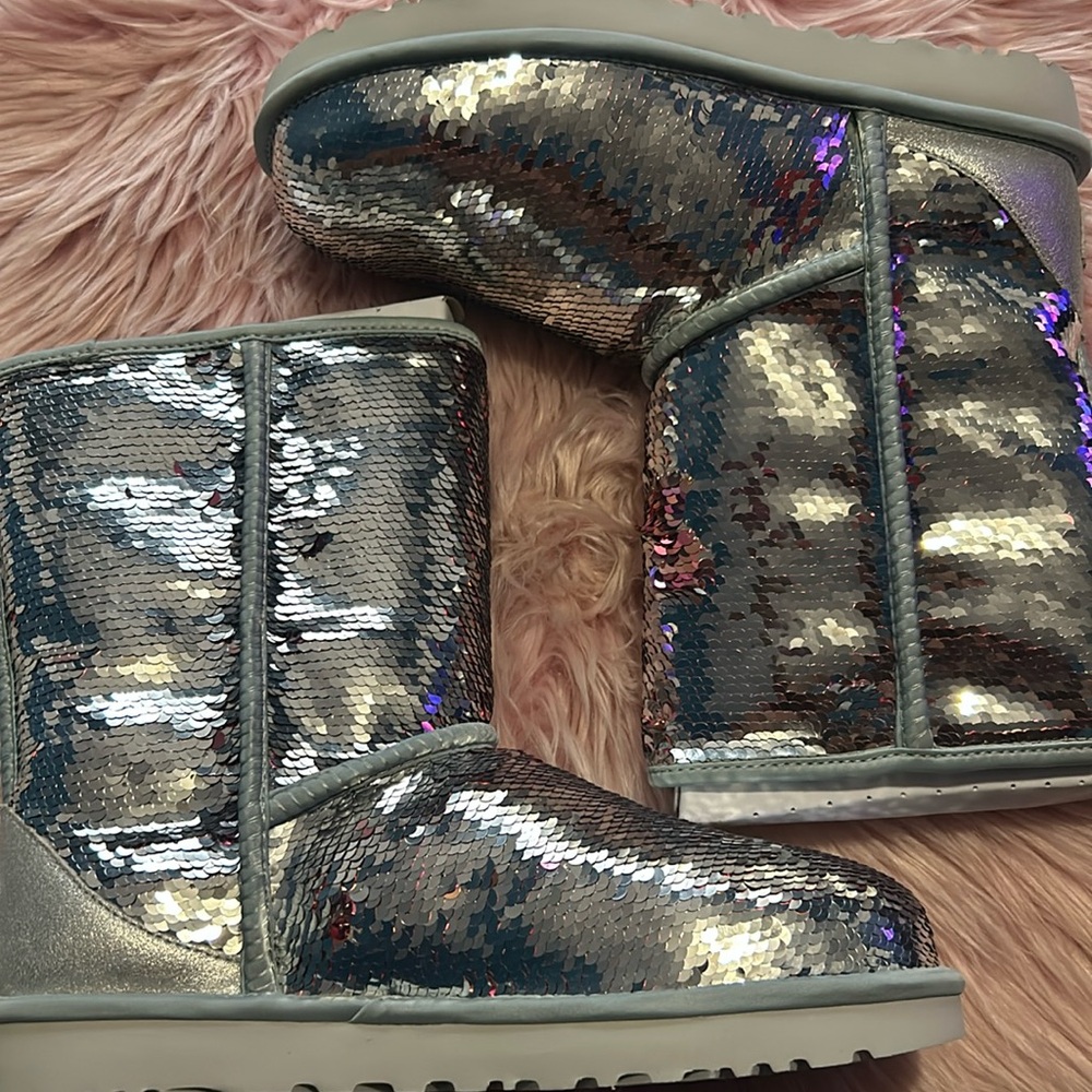 Size 11 BRAND NEW UGGS Will SELLLL FAST
